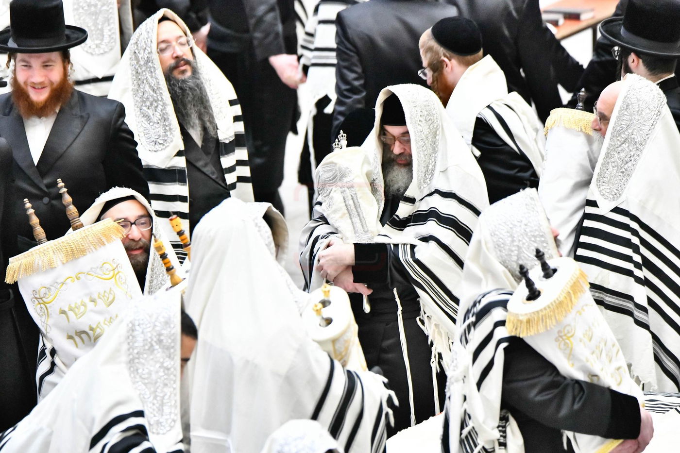 הגה"צ רבי חיים מאיר הגר בהקפות בחג שמחת תורה לבני חו"ל