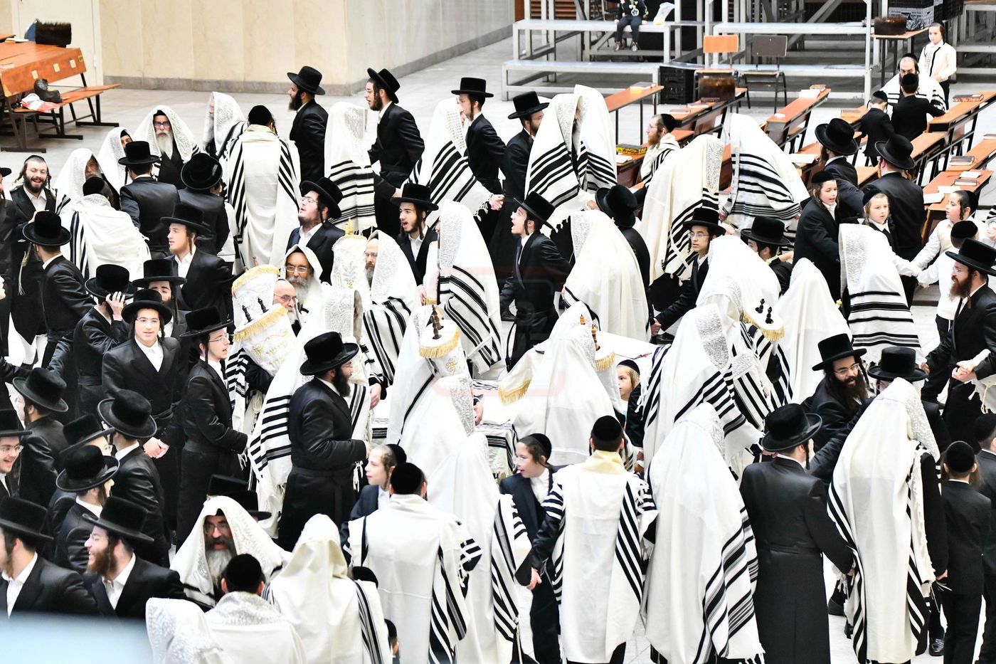 הגה"צ רבי חיים מאיר הגר בהקפות בחג שמחת תורה לבני חו"ל