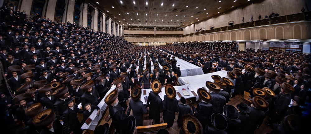 מוצאי שמחת תורה בחצה"ק באבוב