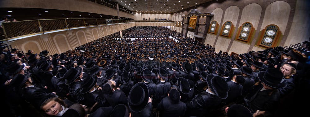 מוצאי שמחת תורה בחצה"ק באבוב