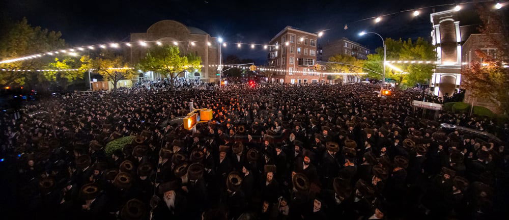 מוצאי שמחת תורה בחצה"ק באבוב