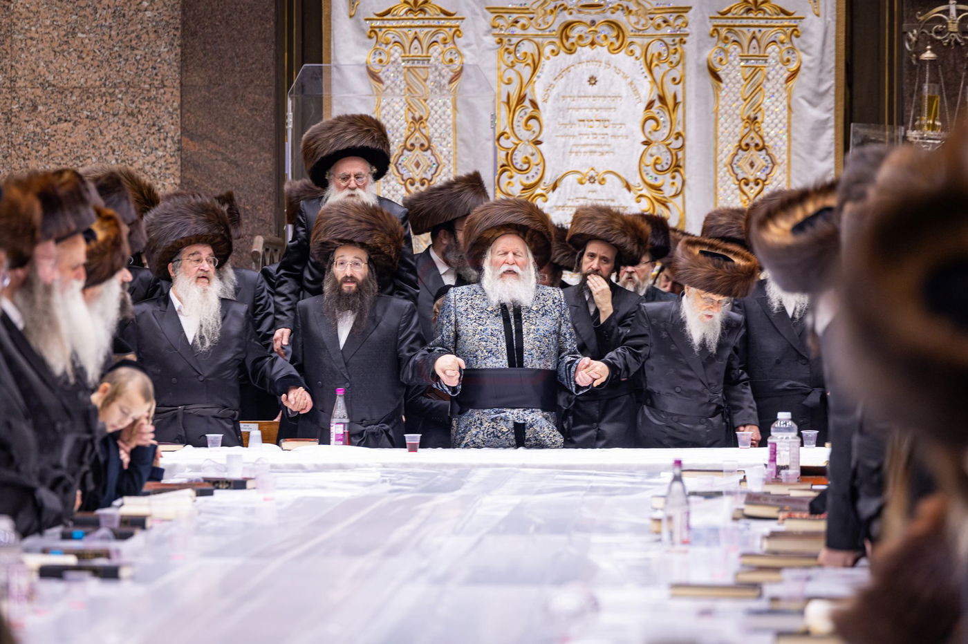 מוצאי שמחת תורה בחצה"ק באבוב