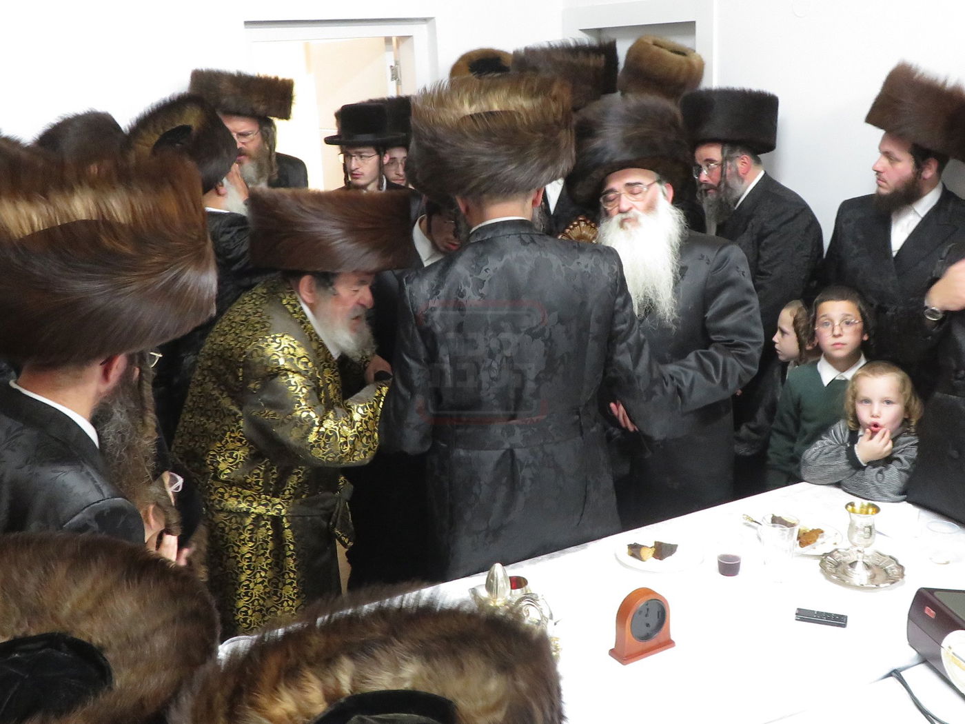 האדמו"ר מויז'ניץ בחבישת השטריימיל על ראש החתן