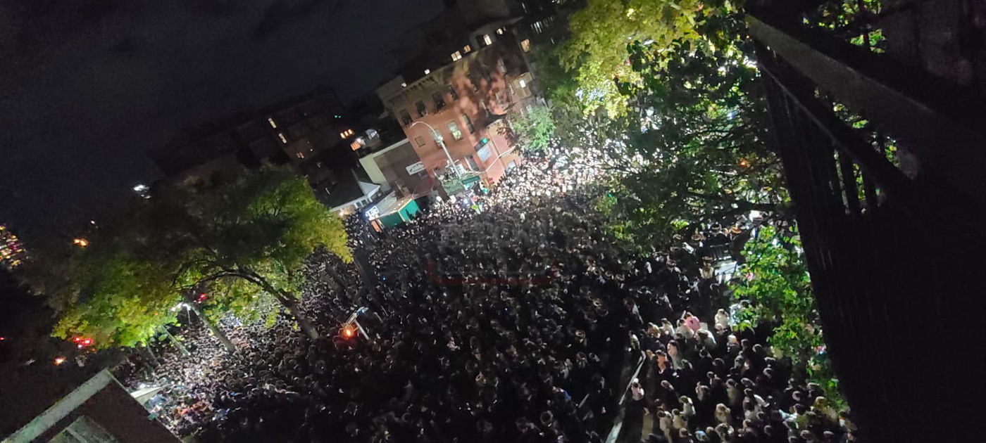 מוצאי חג שמיני עצרת בחצה"ק סאטמר