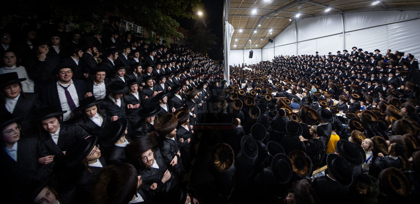 מוצאי חג שמיני עצרת בחצה"ק סאטמר