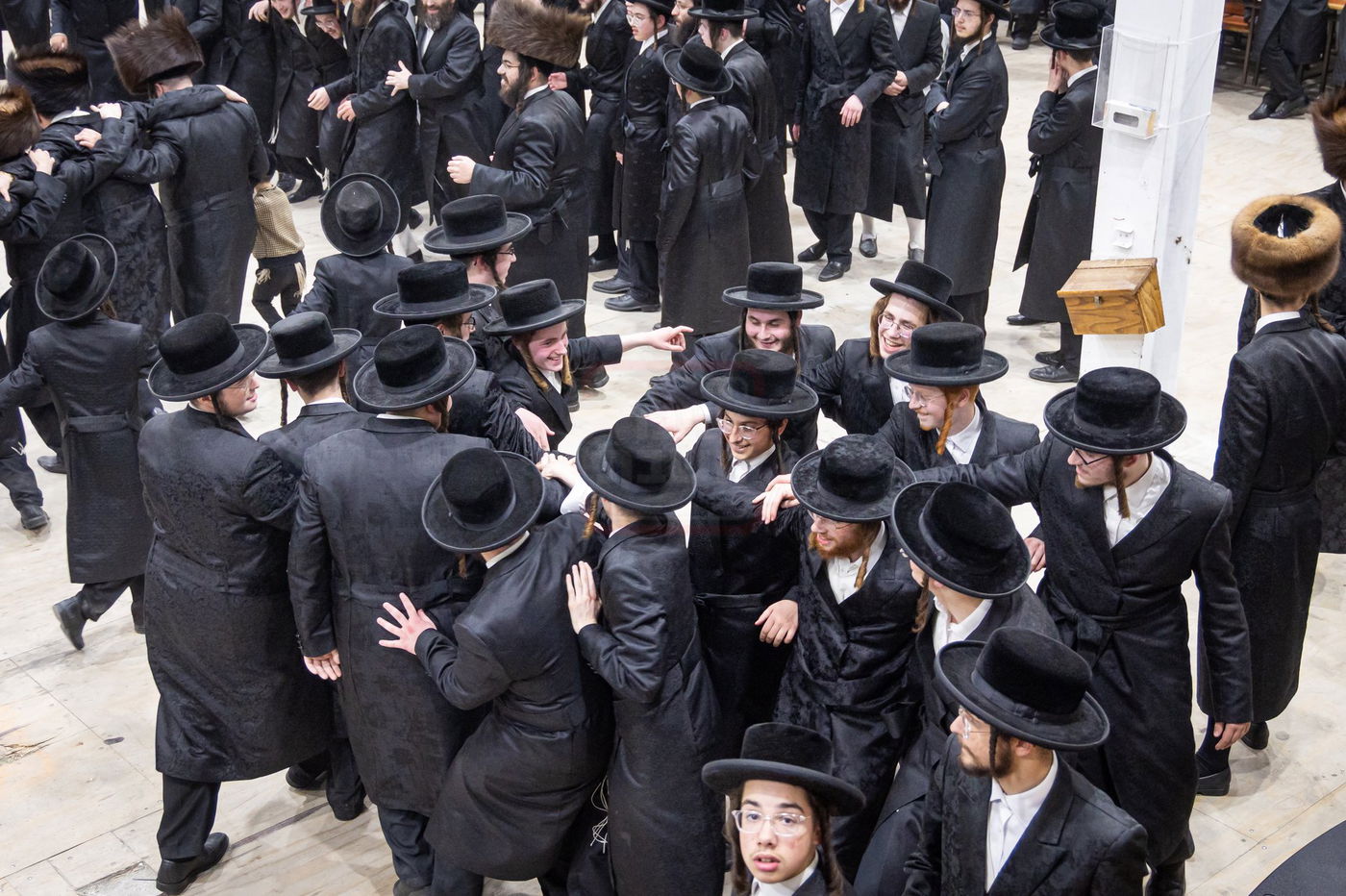 מוצאי חג שמיני עצרת בחצה"ק סאטמר