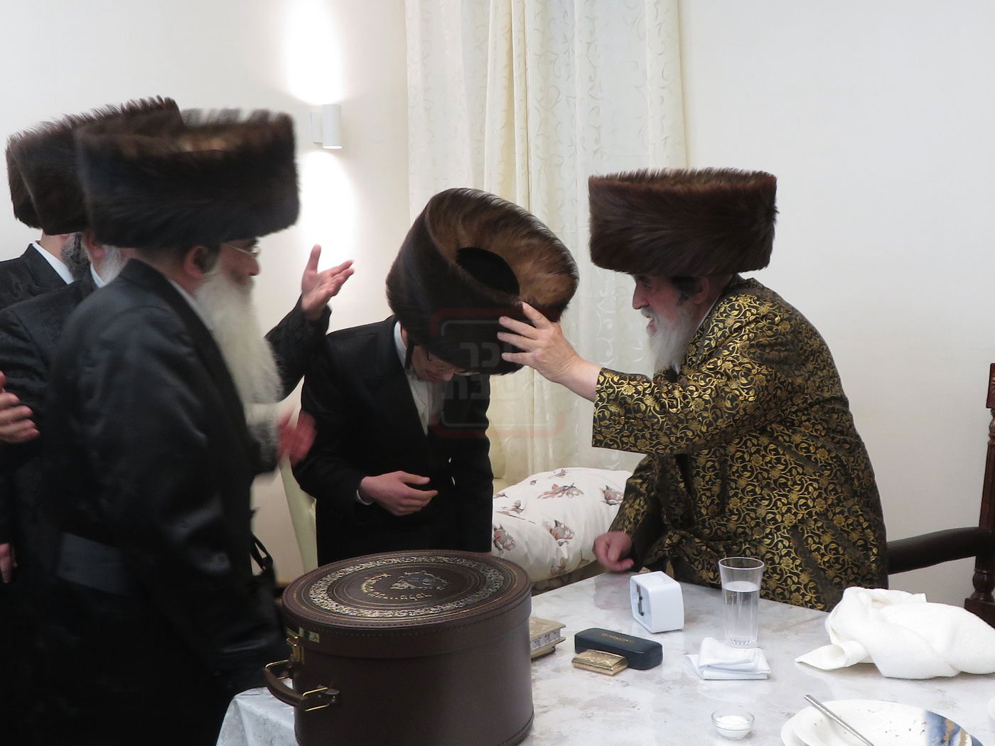 האדמו"ר מויז'ניץ בחבישת השטריימיל על ראש החתן