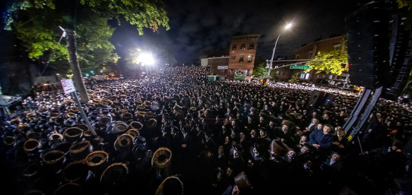 מוצאי חג שמיני עצרת בחצה"ק סאטמר