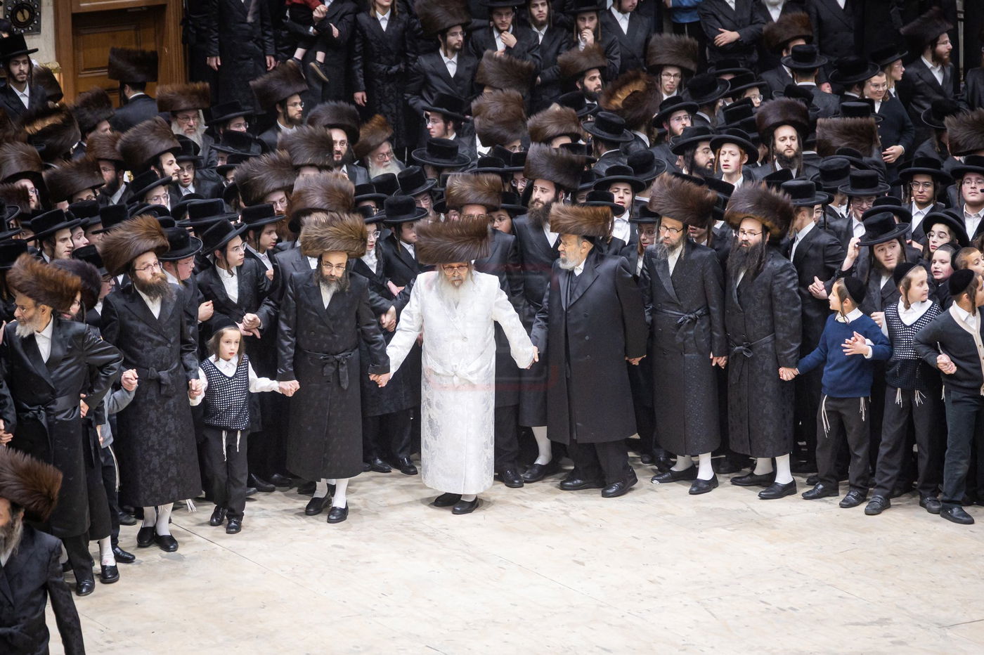 מוצאי חג שמיני עצרת בחצה"ק סאטמר