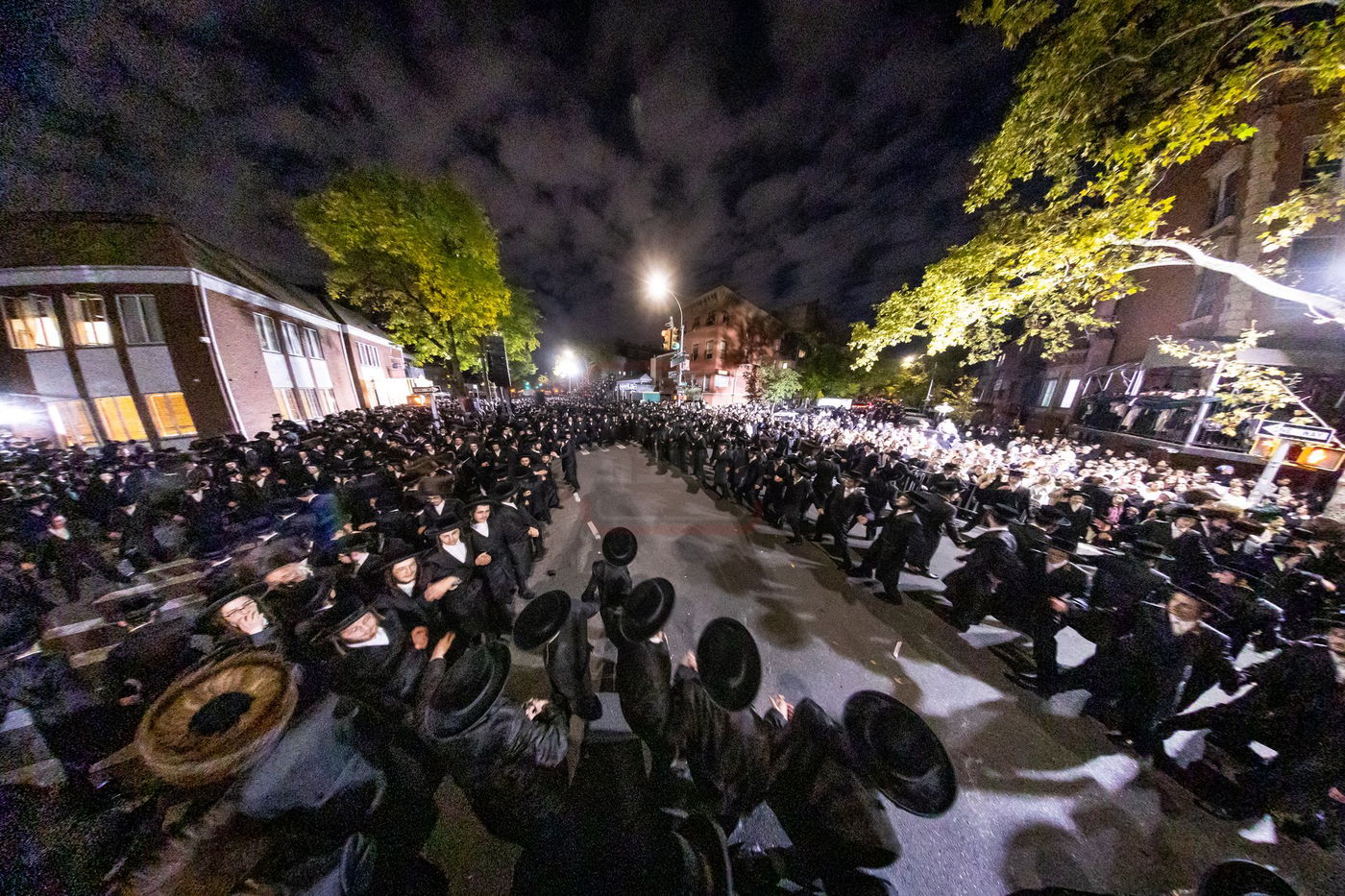מוצאי חג שמיני עצרת בחצה"ק סאטמר