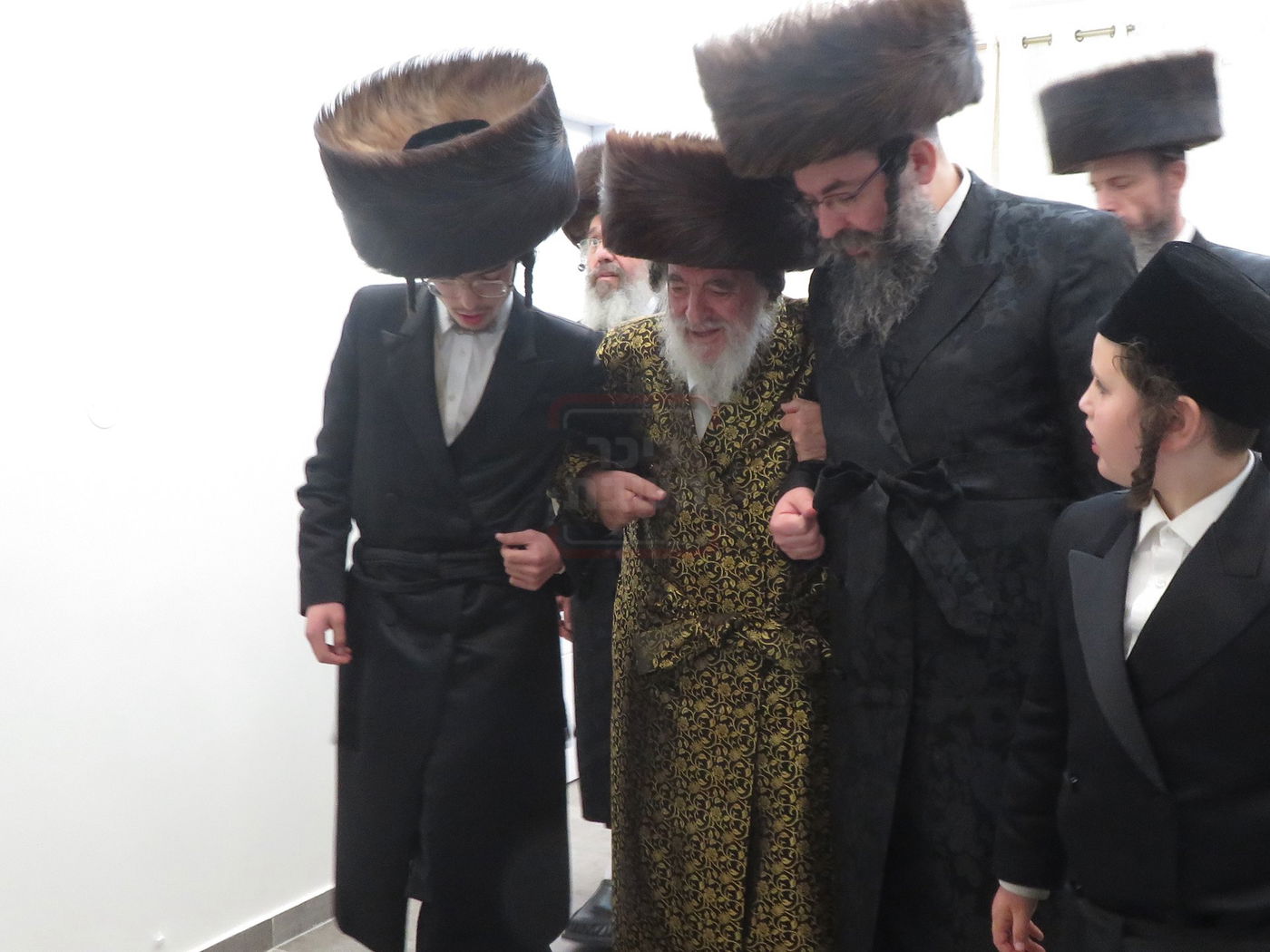 האדמו"ר מויז'ניץ בחבישת השטריימיל על ראש החתן