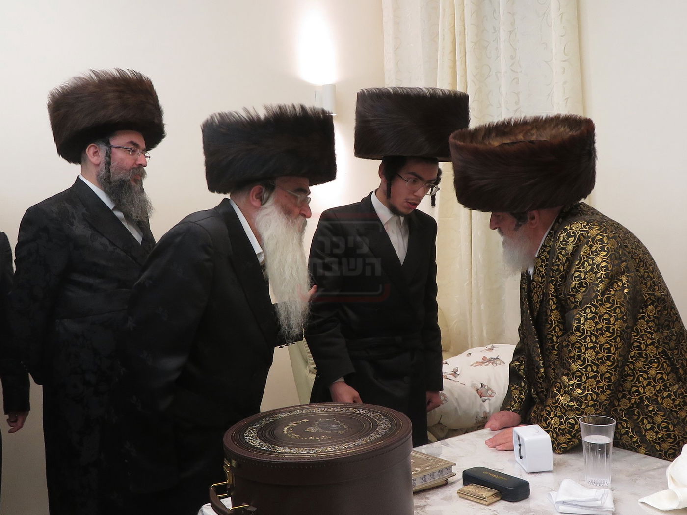 האדמו"ר מויז'ניץ בחבישת השטריימיל על ראש החתן