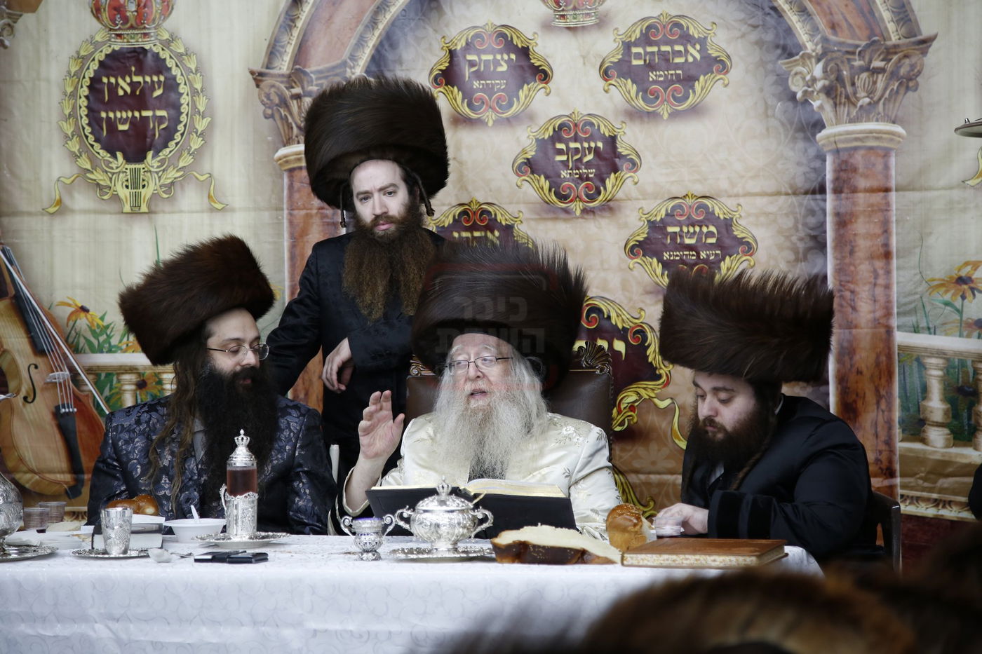 ירח האיתנים בחצה"ק ניקלשבורג