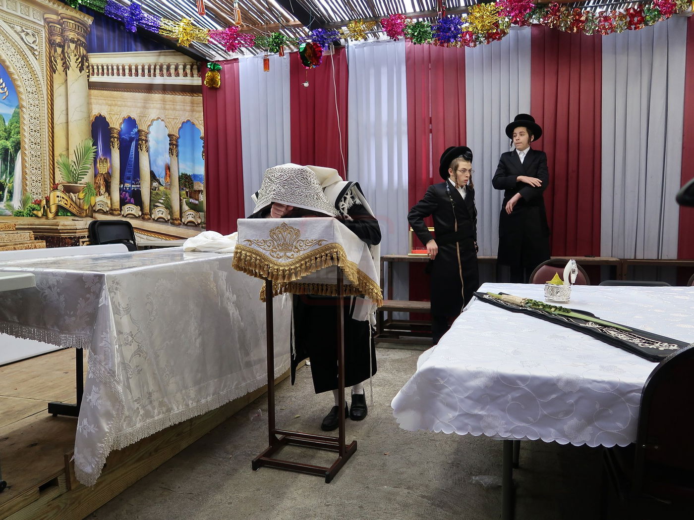 חג הסוכות ושמחת תורה בחצה"ק צאנז זוועהיל