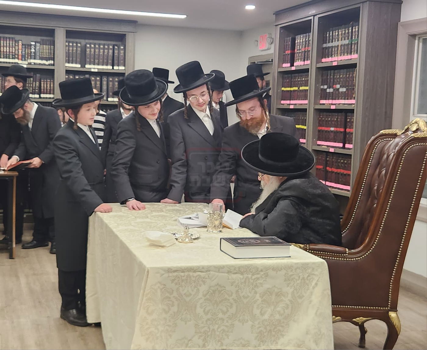 האדמו"ר מצאנז קלויזנבורג בקהלת קהל בלייקווד