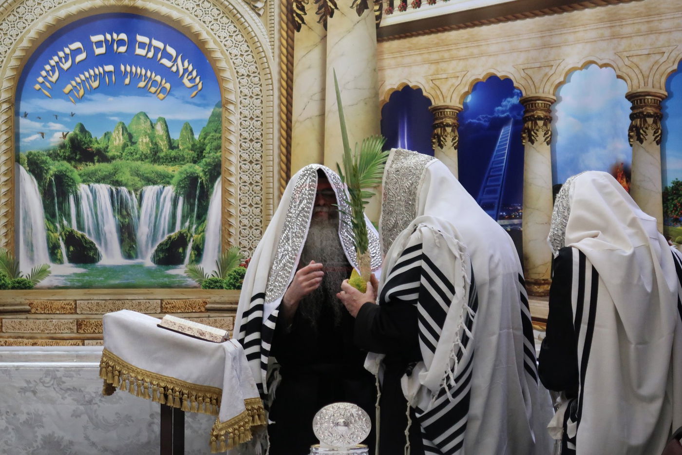 חג הסוכות ושמחת תורה בחצה"ק צאנז זוועהיל