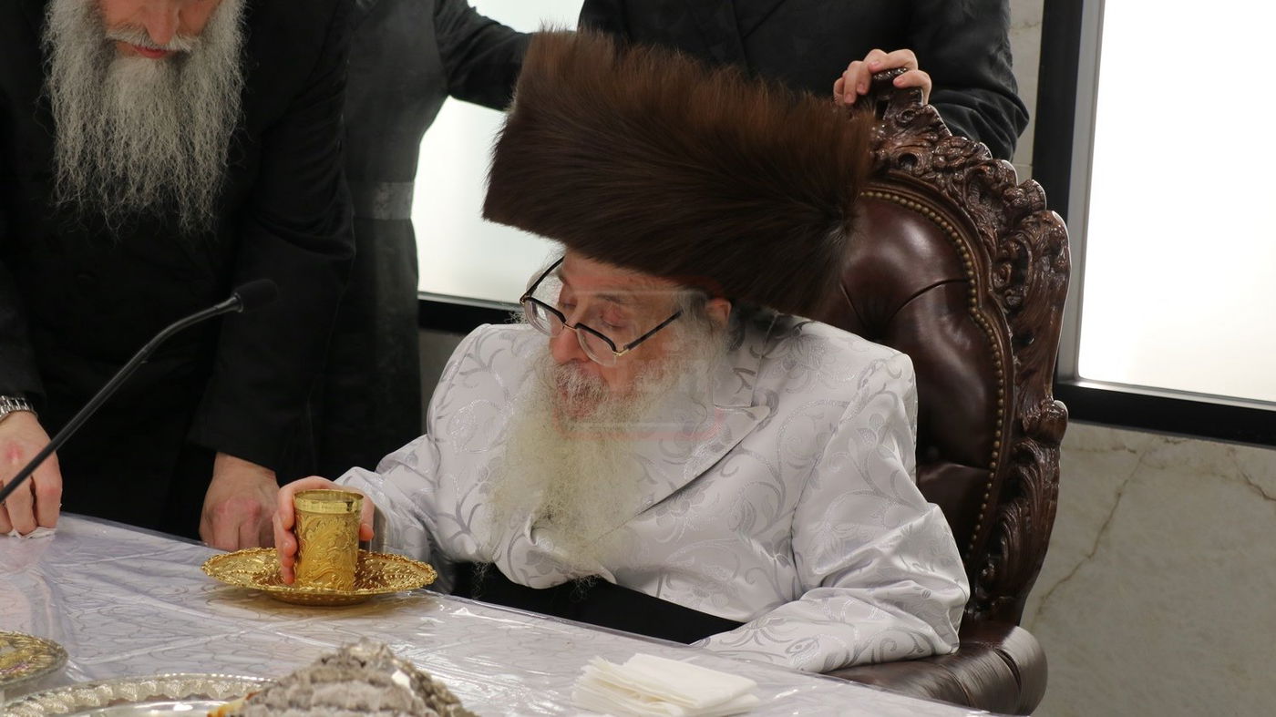 האדמו"ר מצאנז קלויזנבורג במוצאי יום כיפור