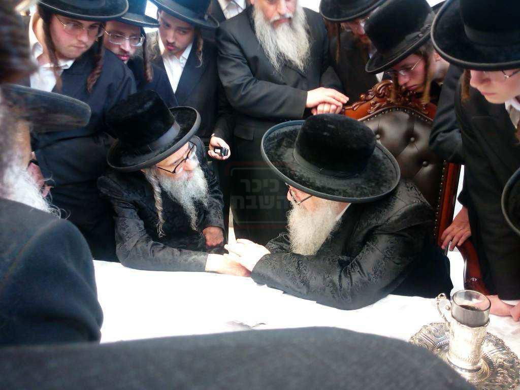 האדמו"ר מצאנז קלויזנבורג בקהלת קהל במונסי