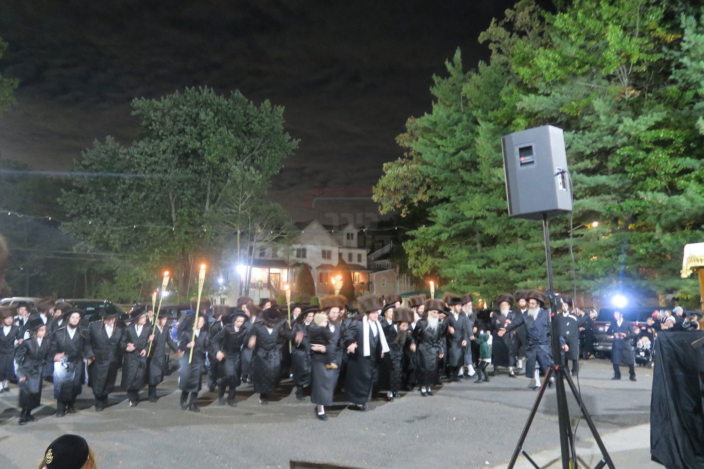 ירח האיתנים בחצה"ק ניקלשבורג