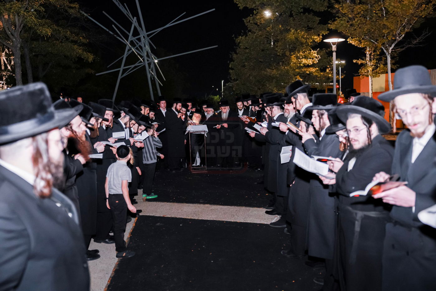 האדמו"ר מצאנז קלויזנבורג בתשליך