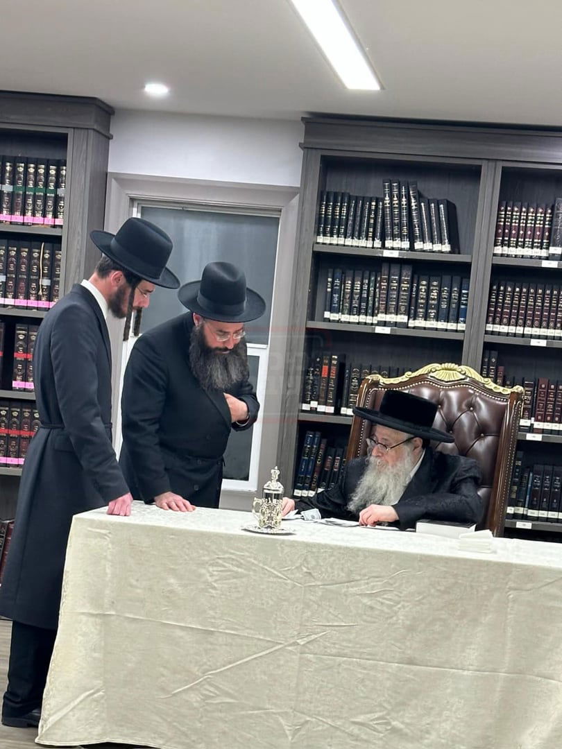 האדמו"ר מצאנז קלויזנבורג בקהלת קהל בלייקווד