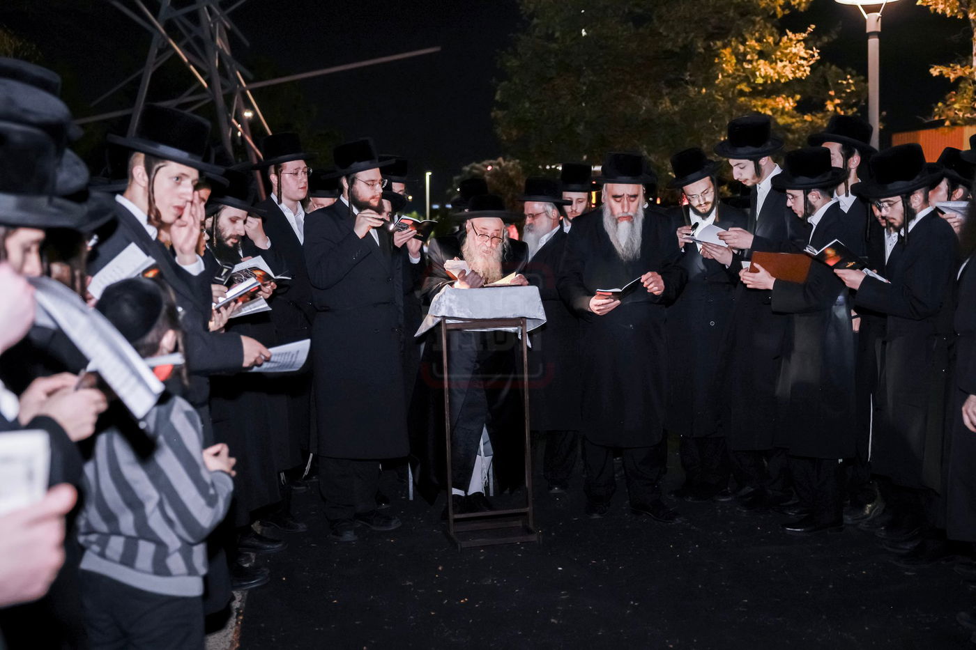 האדמו"ר מצאנז קלויזנבורג בתשליך