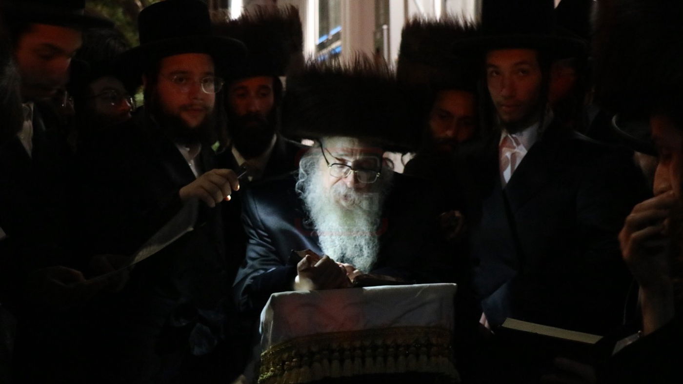 האדמו"ר מצאנז קלויזנבורג במוצאי יום כיפור