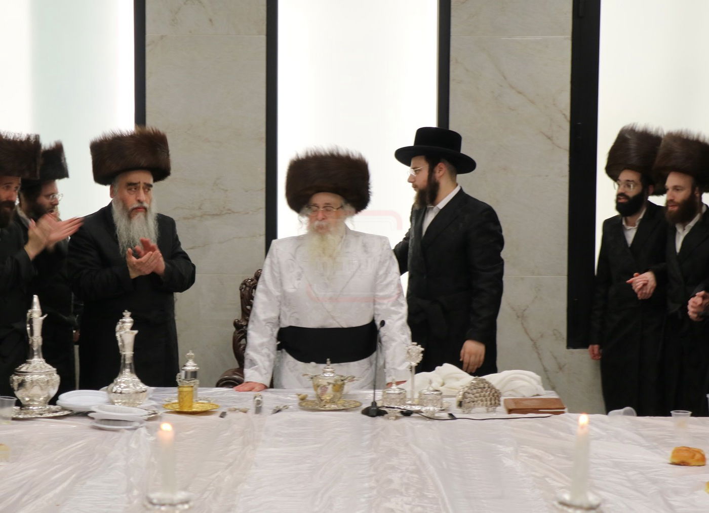 האדמו"ר מצאנז קלויזנבורג במוצאי יום כיפור