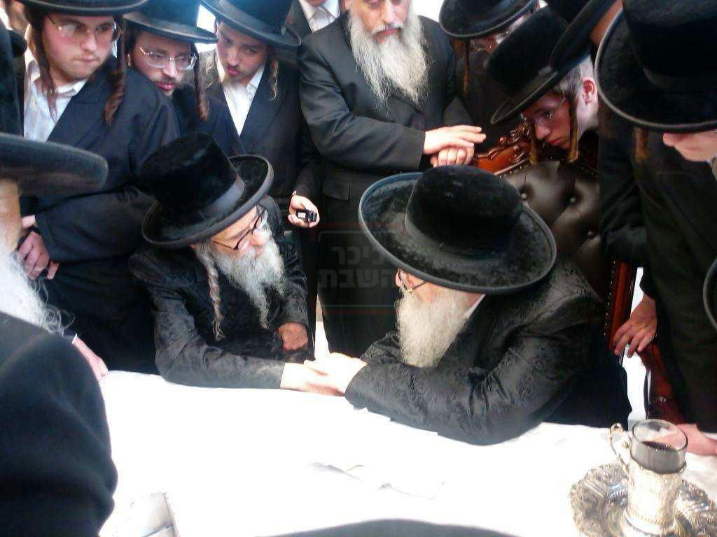 האדמו"ר מצאנז קלויזנבורג בקהלת קהל במונסי