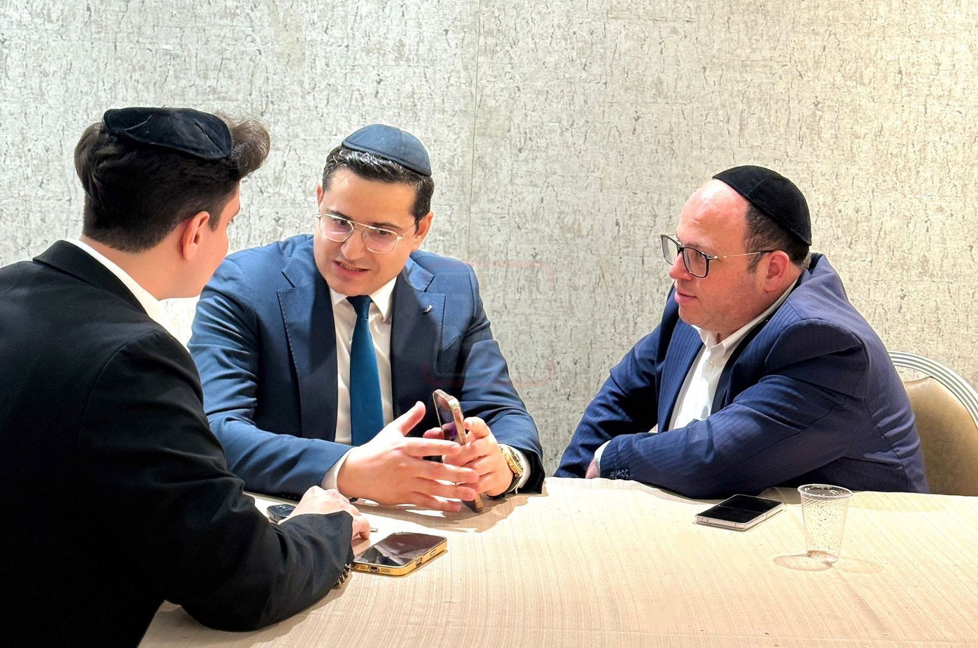 הנגיד שהתפלפל עם ראש הישיבה | 'זופניק בכיכר' עם כל התמונות, הנייעס והחשיפות של השבוע