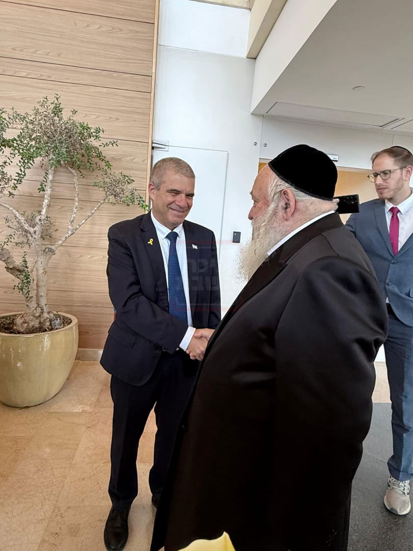 הנגיד שהתפלפל עם ראש הישיבה | 'זופניק בכיכר' עם כל התמונות, הנייעס והחשיפות של השבוע