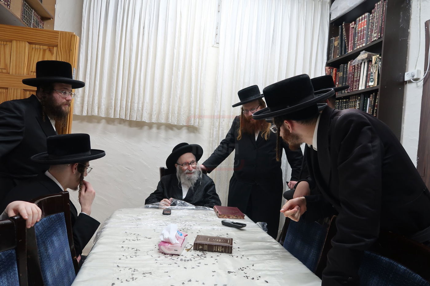 האסיר המשוחרר הרב אריה מרדכי רבינוביץ בבתי גדולי ישראל