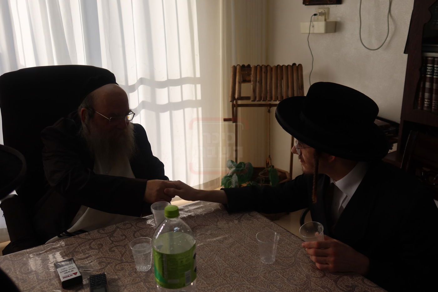 האסיר המשוחרר הרב אריה מרדכי רבינוביץ בבתי גדולי ישראל