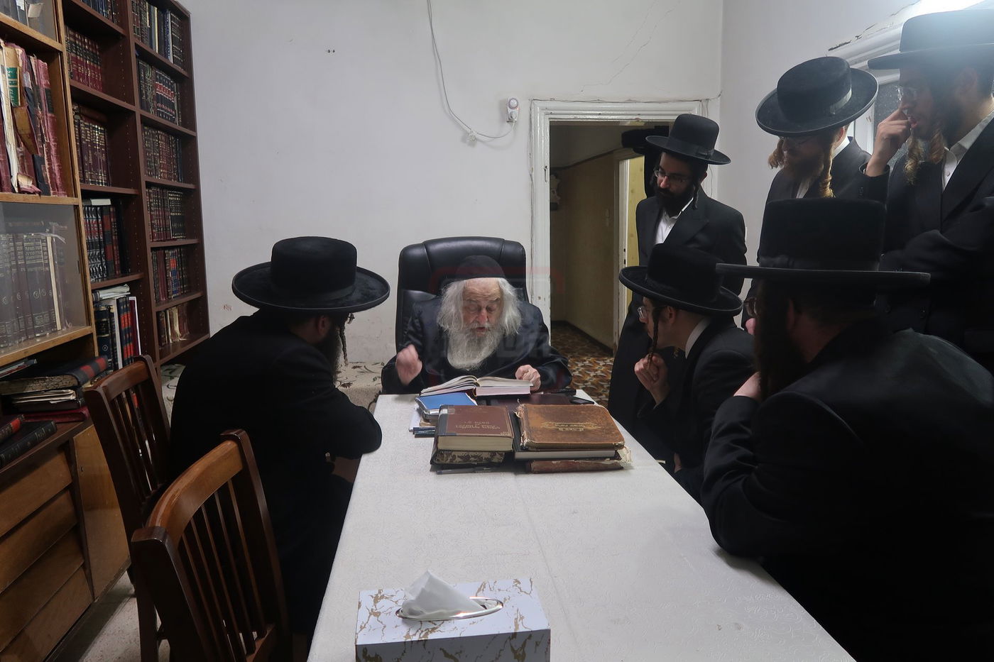 האסיר המשוחרר הרב אריה מרדכי רבינוביץ בבתי גדולי ישראל