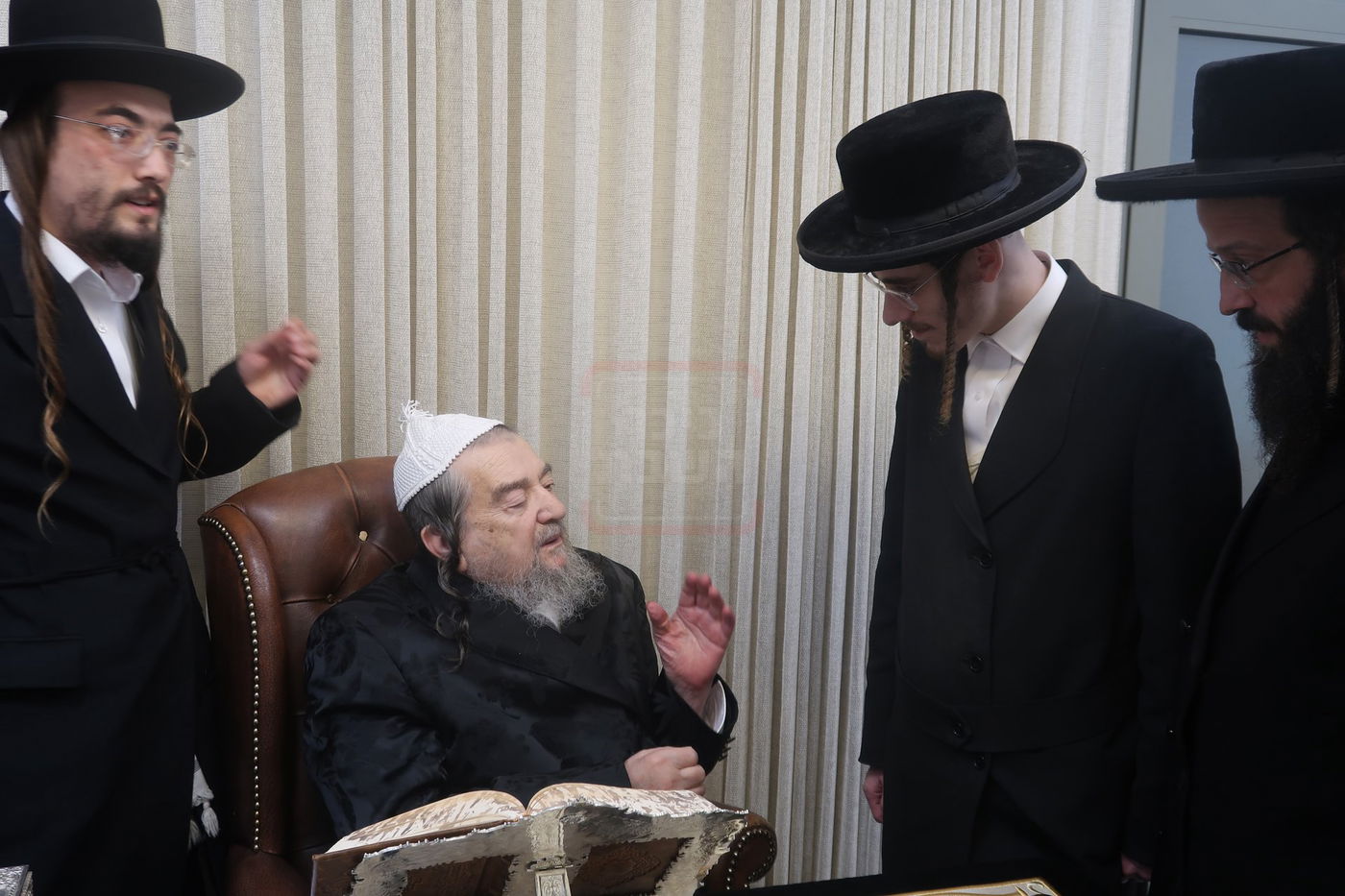 האסיר המשוחרר הרב אריה מרדכי רבינוביץ בבתי גדולי ישראל