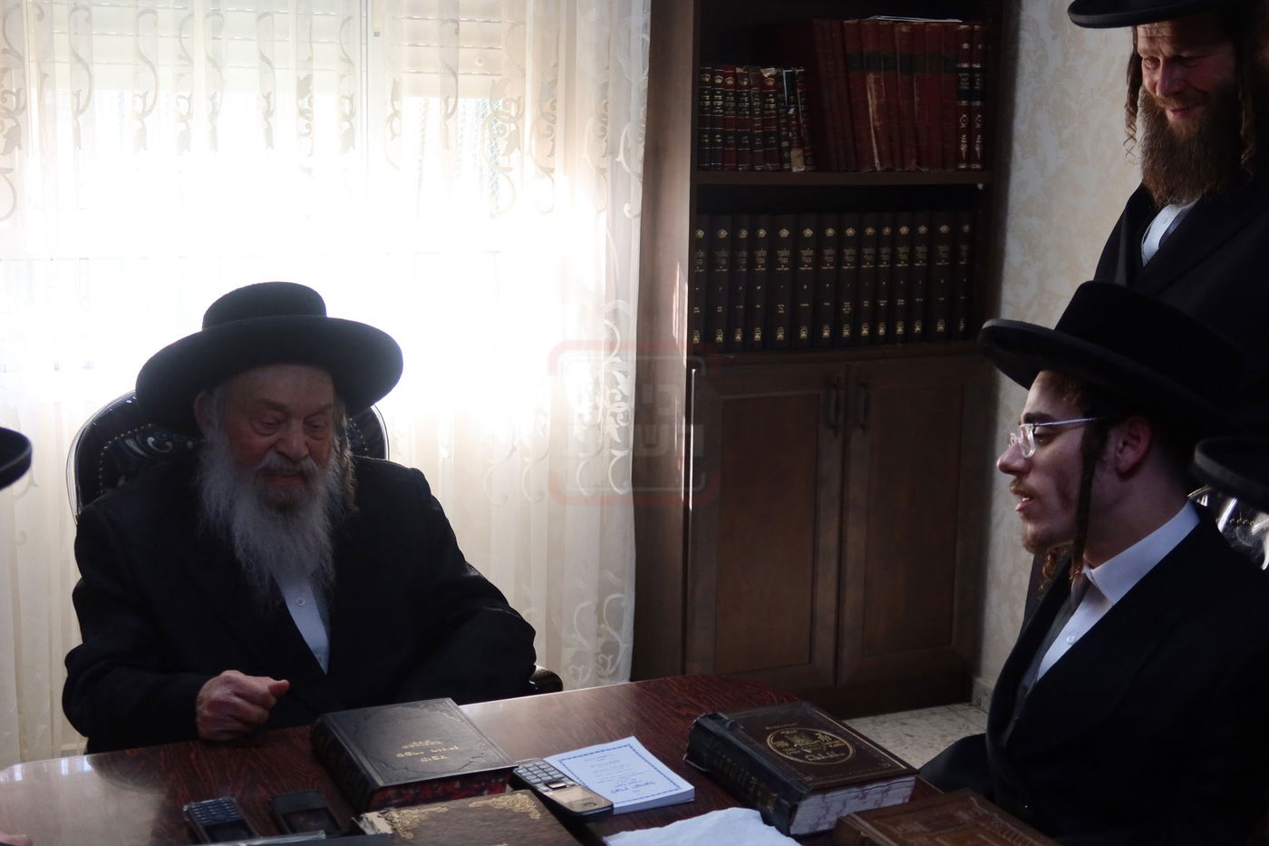 האסיר המשוחרר הרב אריה מרדכי רבינוביץ בבתי גדולי ישראל