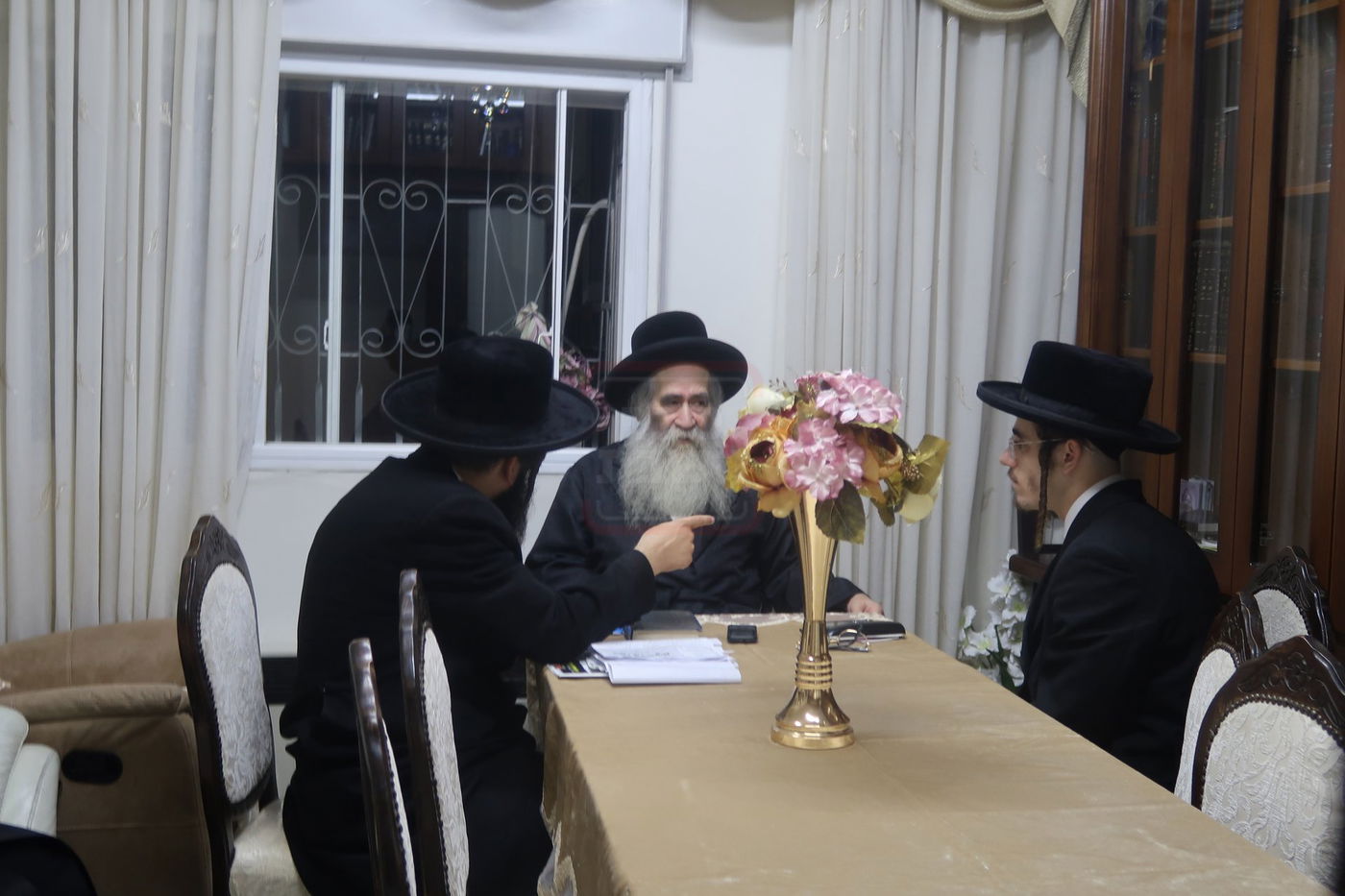 האסיר המשוחרר הרב אריה מרדכי רבינוביץ בבתי גדולי ישראל