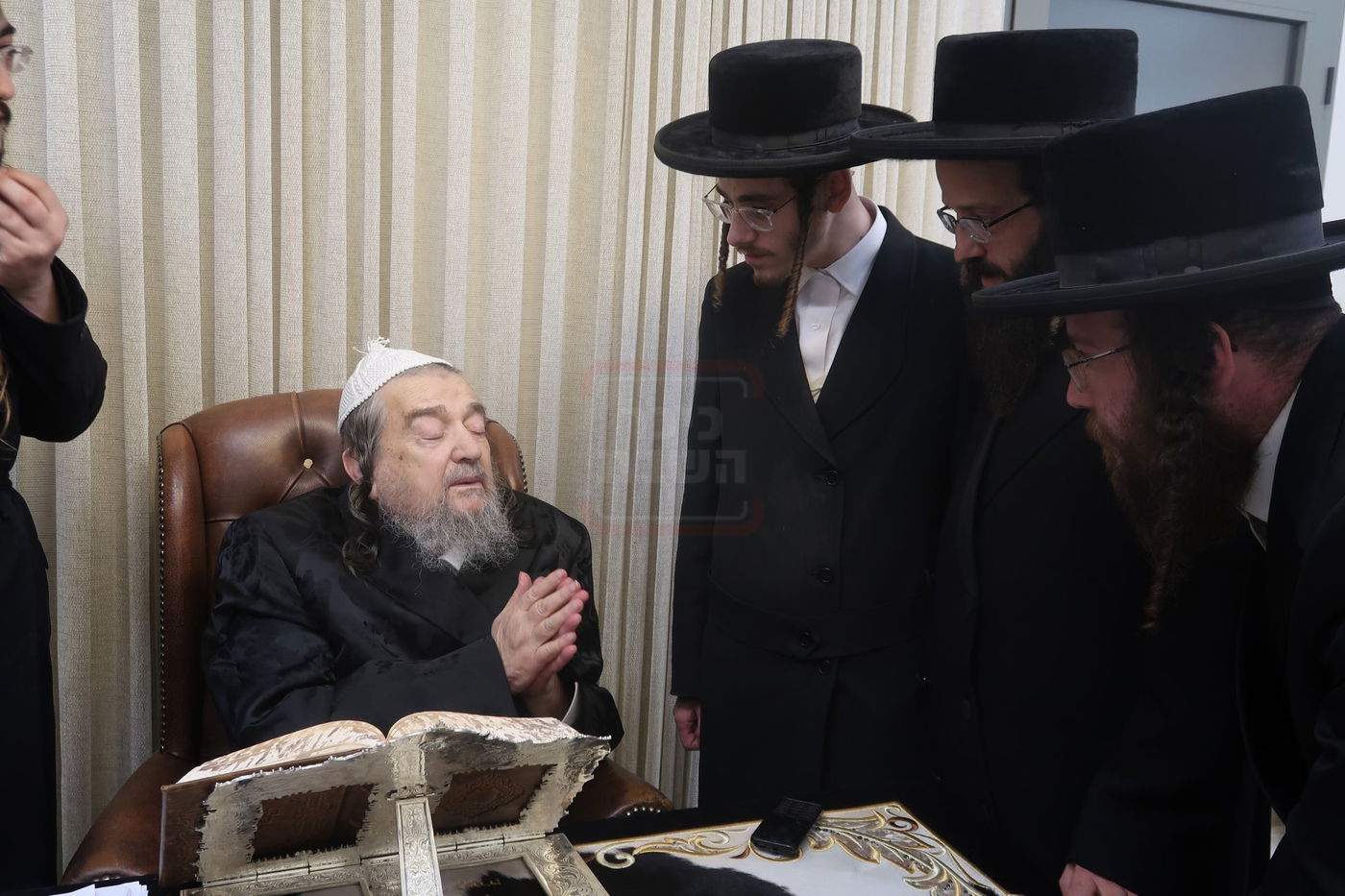 האסיר המשוחרר הרב אריה מרדכי רבינוביץ בבתי גדולי ישראל