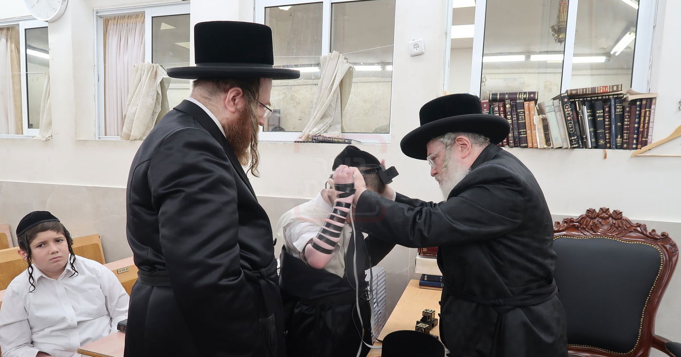 הנחת תפילין לנכד גאב"ד פרדס כץ