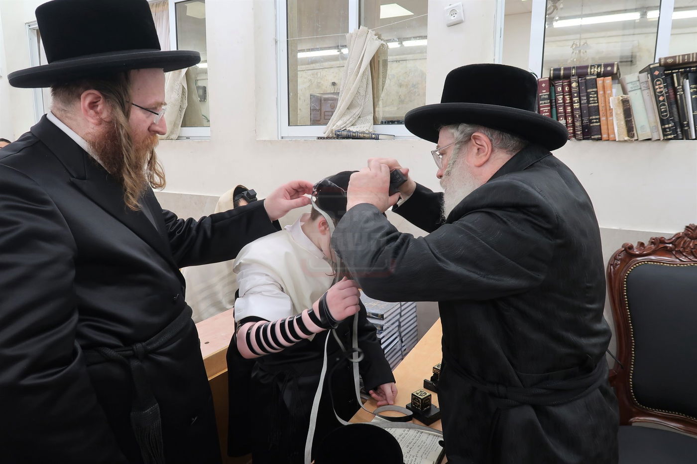 הנחת תפילין לנכד גאב"ד פרדס כץ