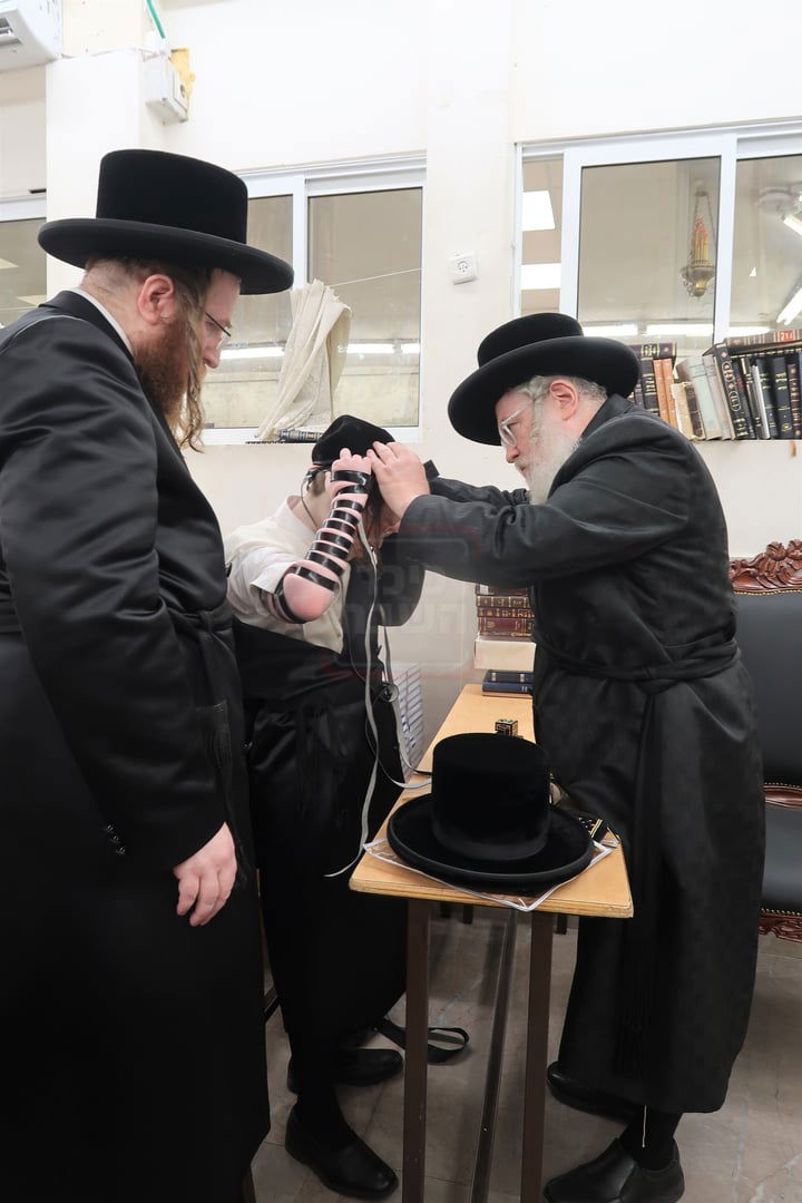 הנחת תפילין לנכד גאב"ד פרדס כץ