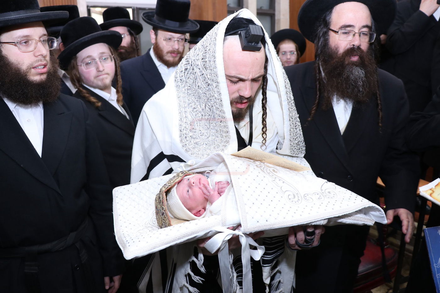 ברית בשמחת הברית בחצרות קוזמיר - ביאלה - קופיטשניץ - לעלוב בית שמש