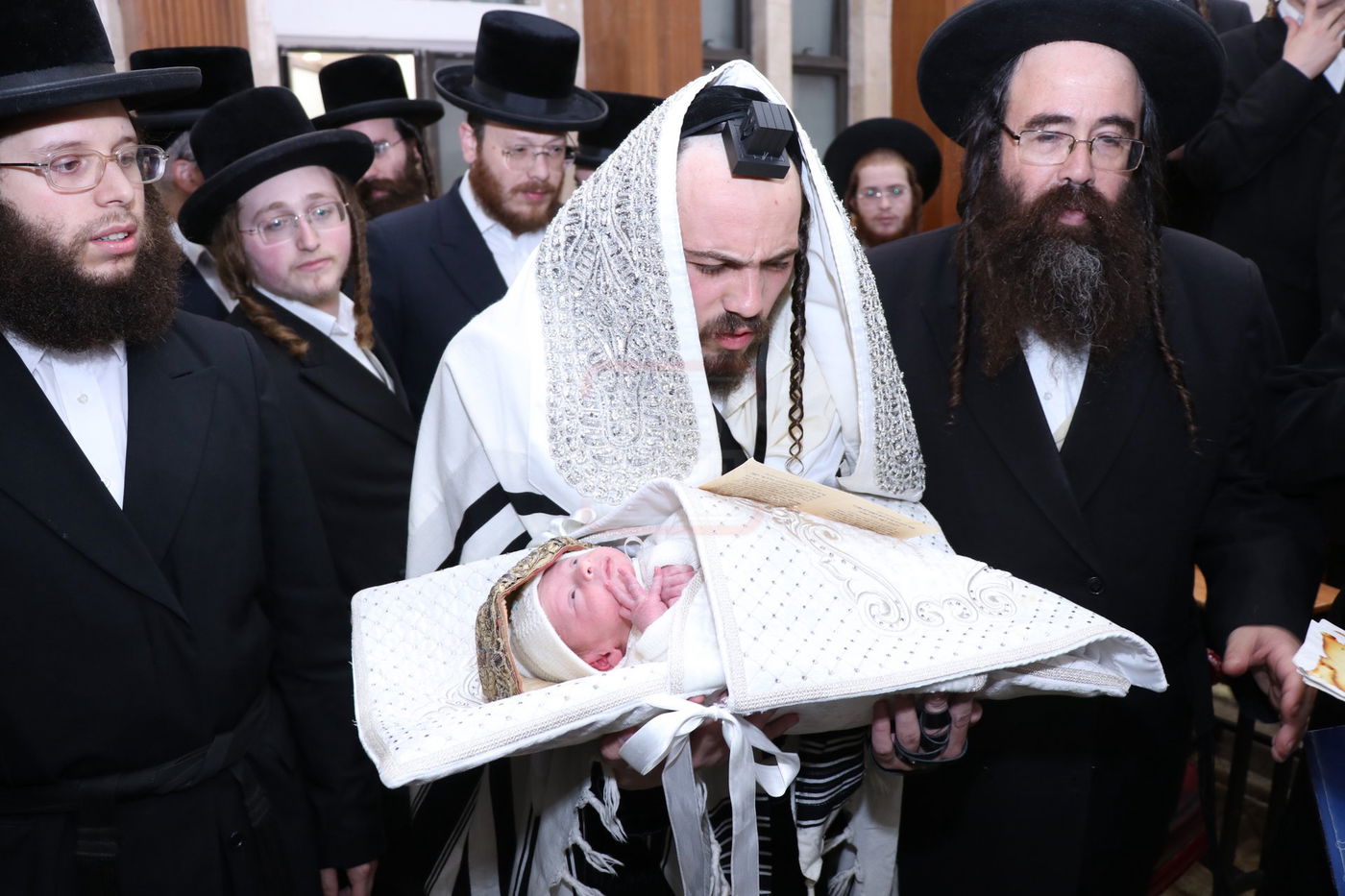 ברית בשמחת הברית בחצרות קוזמיר - ביאלה - קופיטשניץ - לעלוב בית שמש