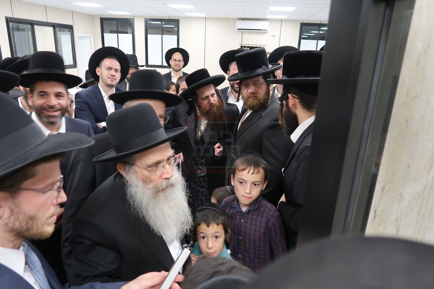 קביעת מזוזות לביהכ"נ 'איילת השחר' בשכונת 'מתחם הסופרים'