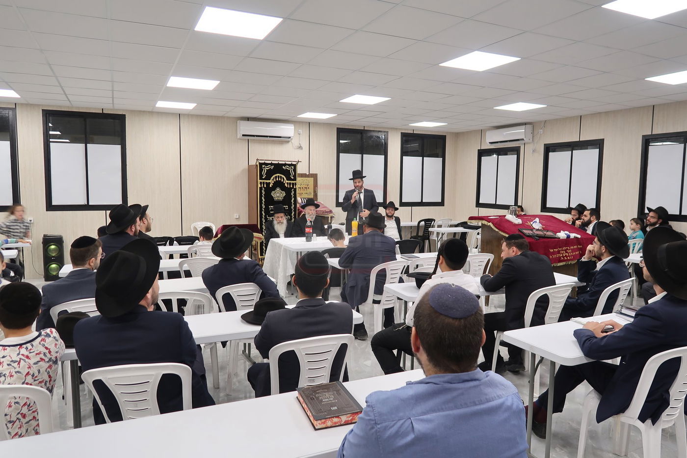 קביעת מזוזות לביהכ"נ 'איילת השחר' בשכונת 'מתחם הסופרים'