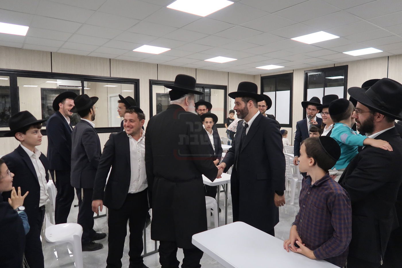 קביעת מזוזות לביהכ"נ 'איילת השחר' בשכונת 'מתחם הסופרים'