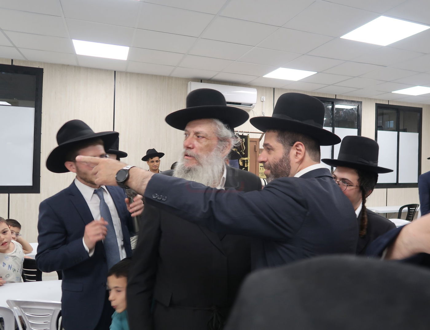 קביעת מזוזות לביהכ"נ 'איילת השחר' בשכונת 'מתחם הסופרים'