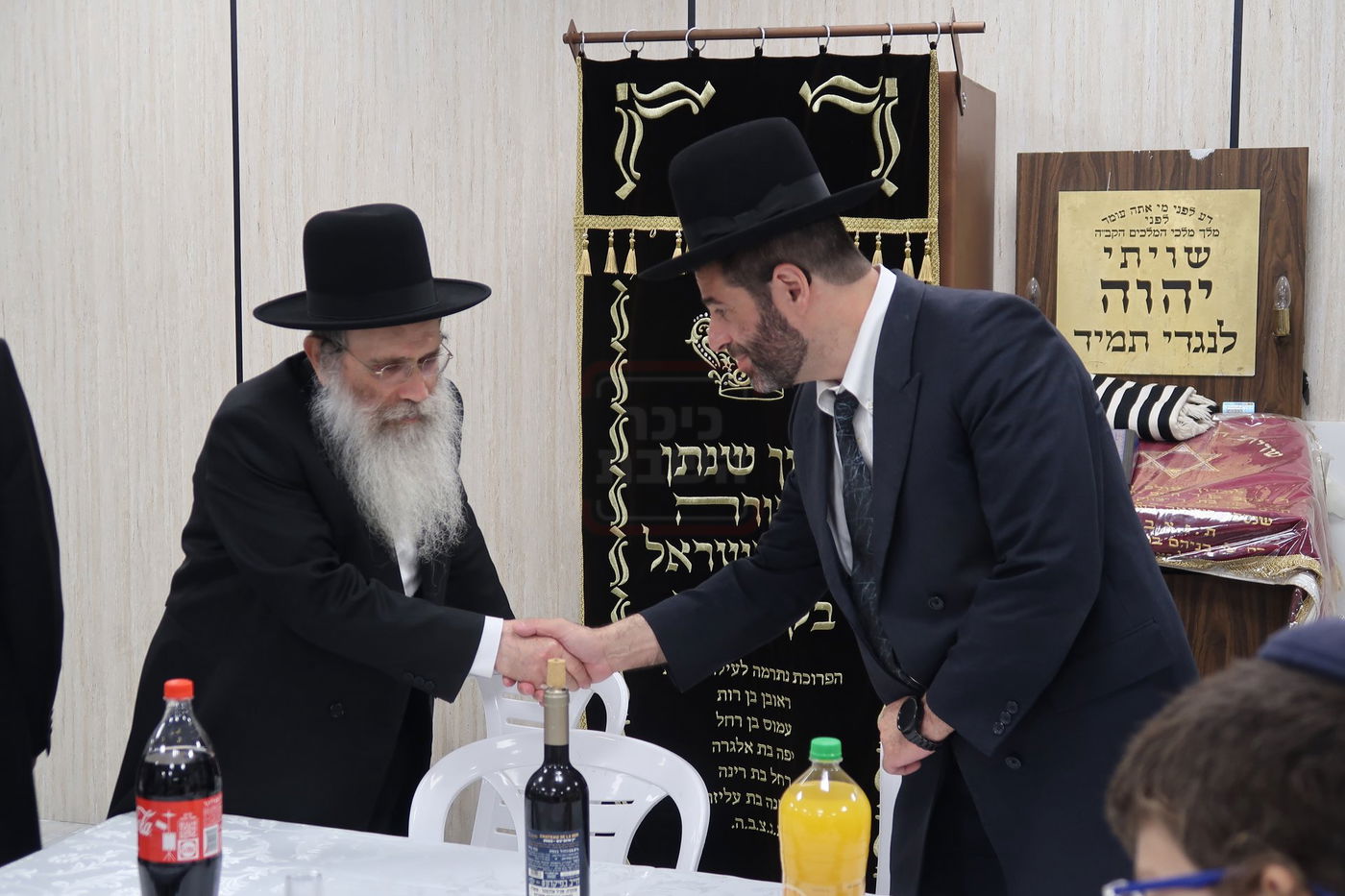 קביעת מזוזות לביהכ"נ 'איילת השחר' בשכונת 'מתחם הסופרים'