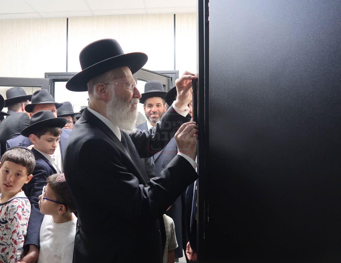 קביעת מזוזות לביהכ"נ 'איילת השחר' בשכונת 'מתחם הסופרים'