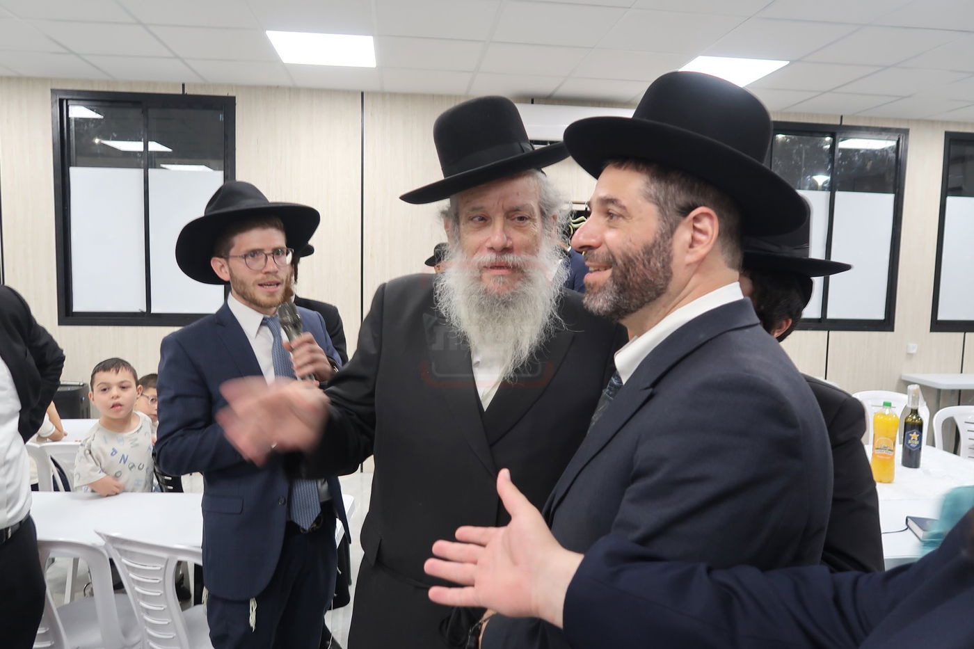 קביעת מזוזות לביהכ"נ 'איילת השחר' בשכונת 'מתחם הסופרים'